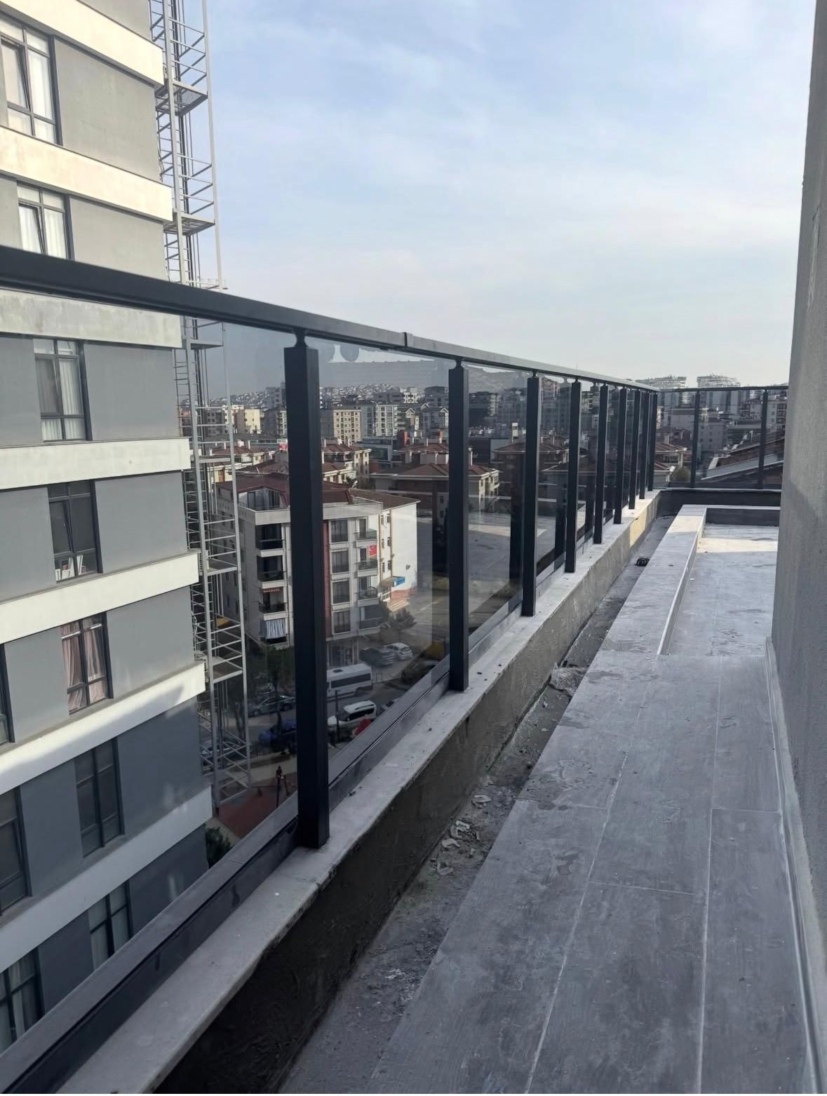 Camlı Korkuluk Modelleri